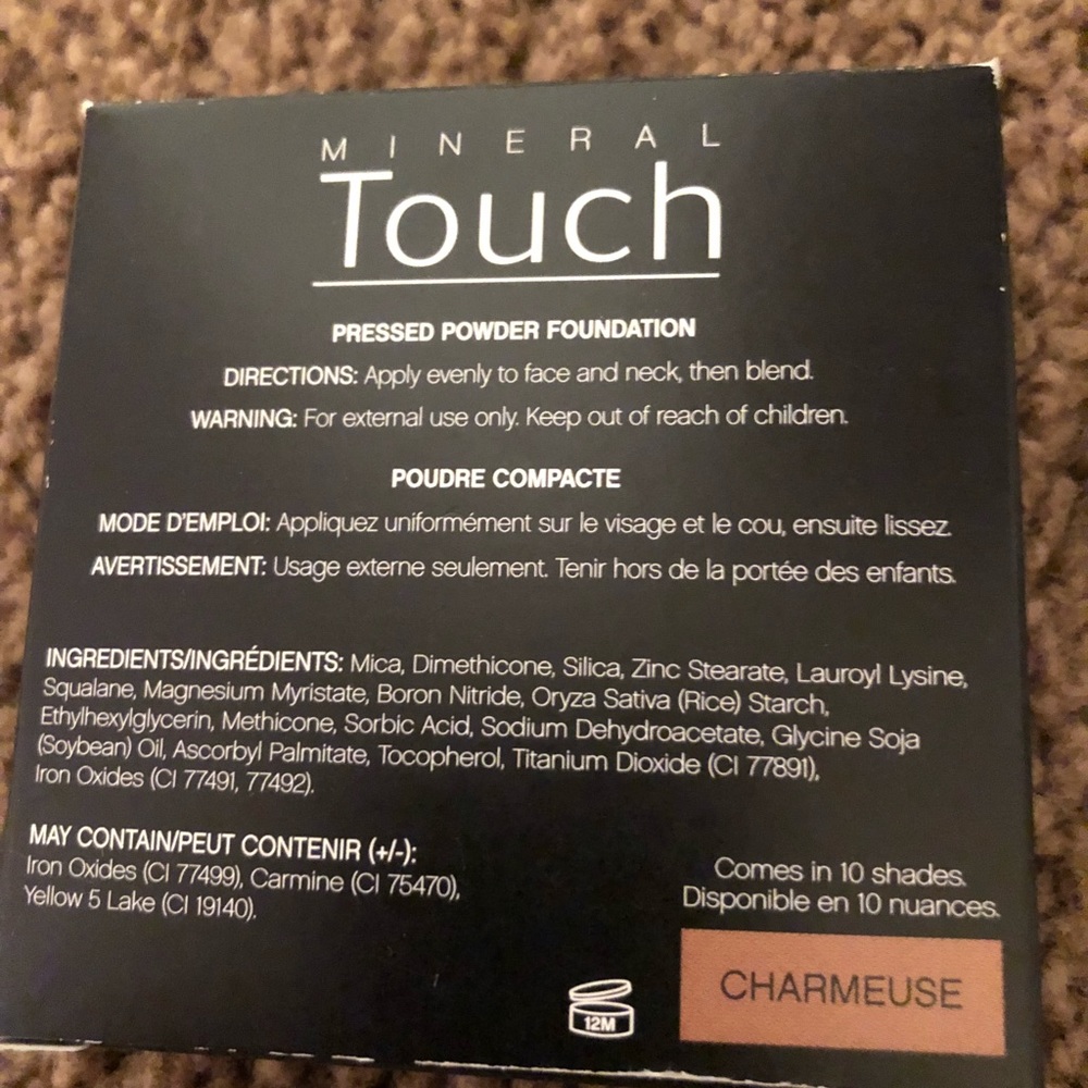 Younique Pressed Powder in Charmeuse